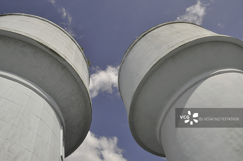 法国的两个水塔，两座高耸的混凝土水塔在蓝天和白云的背景下。图片素材