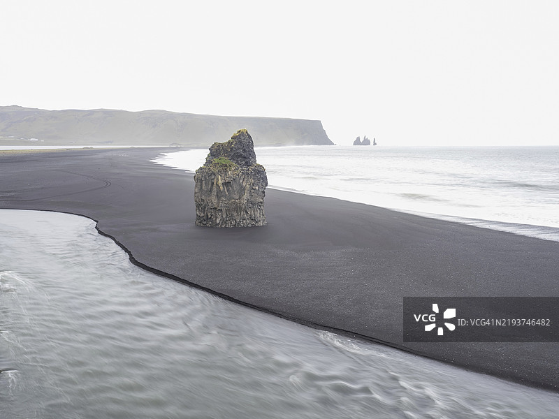 冰岛南部维克镇的德尔霍拉伊岩石塔，雷尼尔湾，欧洲图片素材