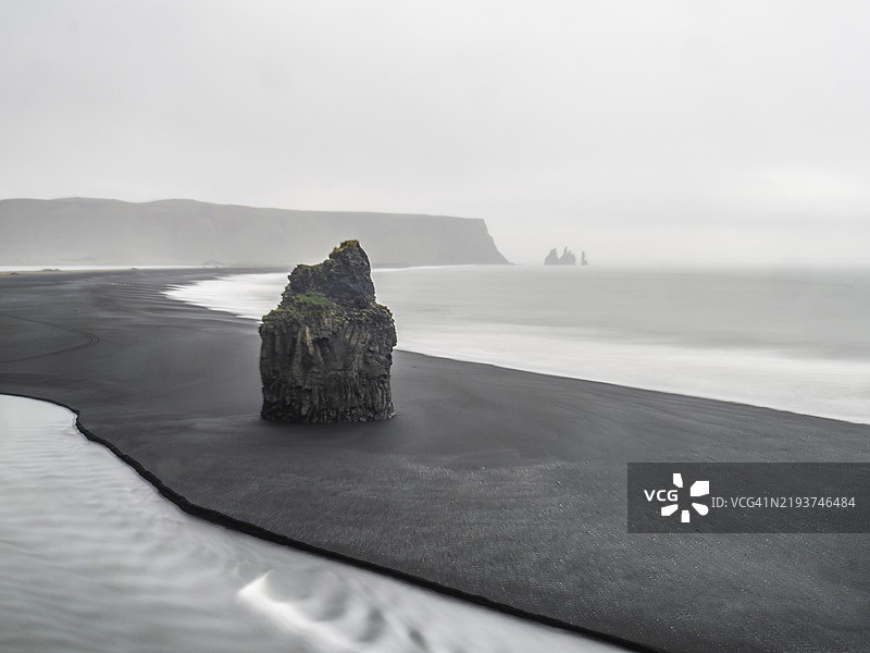 冰岛南部维克镇的德尔霍拉伊岩石塔，雷尼尔湾，欧洲图片素材