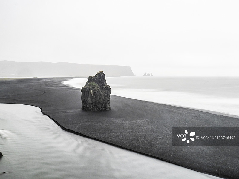 冰岛南部维克镇迪尔霍拉伊的雷尼尔湾岩石塔图片素材
