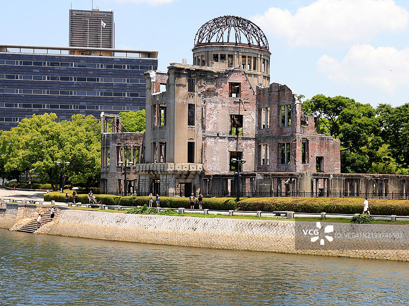 日本广岛和平纪念公园内的原子弹圆顶和本安川图片素材