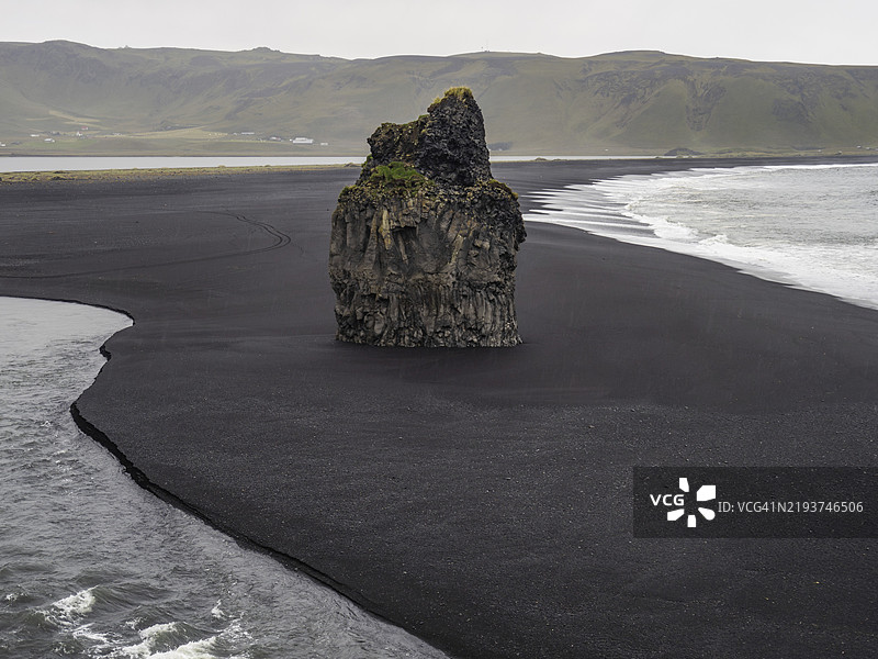 冰岛南部维克镇的德尔霍拉伊岩石塔，雷尼尔湾，欧洲图片素材