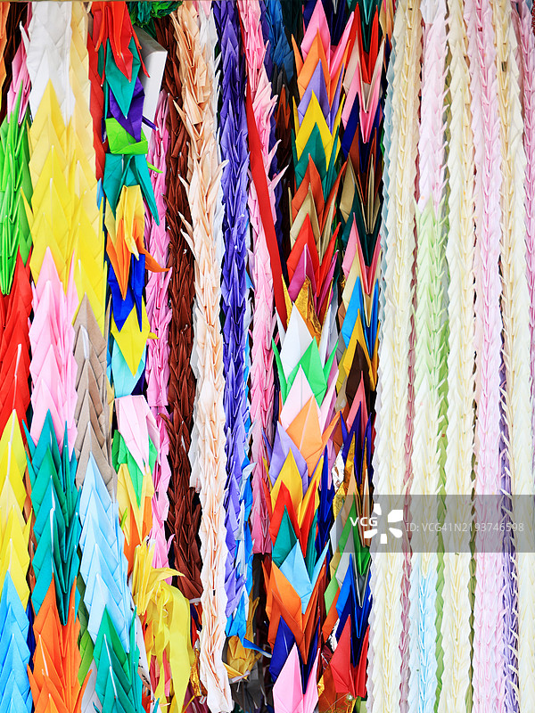 日本广岛和平纪念公园原子弹纪念 mound 上的折纸纸鹤图片素材