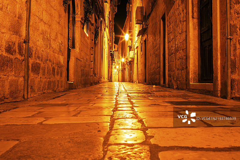 杜布罗夫尼克老城区的小巷，夜景，杜布罗夫尼克，达尔马提亚，克罗地亚，欧洲图片素材