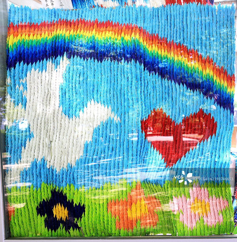 折纸鹤在日本广岛和平纪念公园儿童和平纪念碑前营造出宁静的画面图片素材