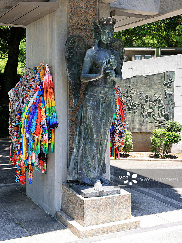 广岛和平纪念公园内，献给动员学生的纪念塔，周围有折纸纸鹤。图片素材