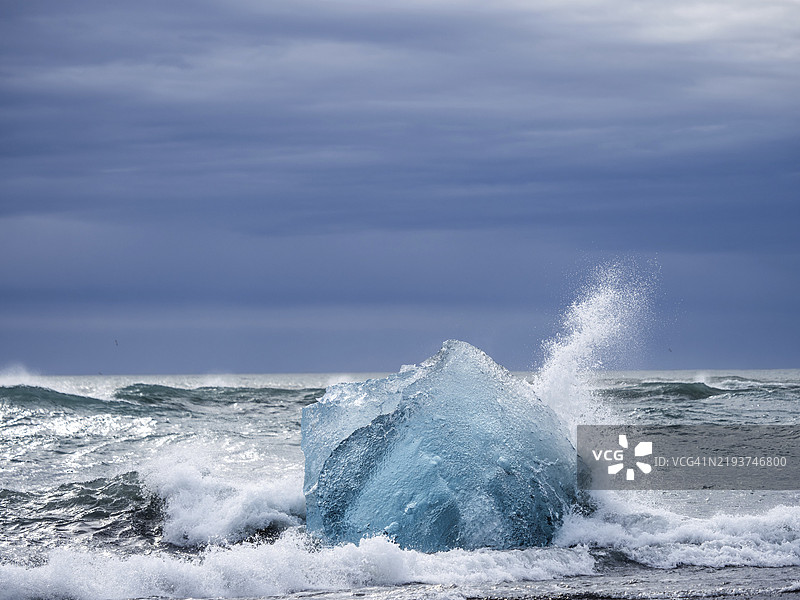 钻石海滩，冲浪中的冰山，靠近约库尔萨龙冰川湖，瓦特纳冰川国家公园，霍尔纳峡湾，南冰岛，冰岛，欧洲图片素材