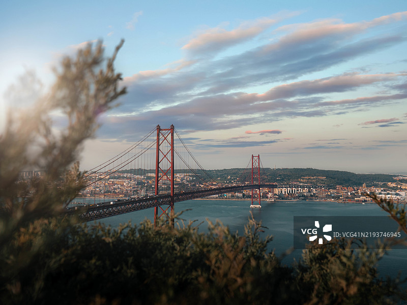 里斯本标志性悬索桥的金色时刻景观图片素材