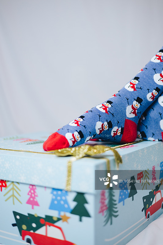 桌子上特写的圣诞礼物，德克萨斯州科珀斯克里斯蒂，美国图片素材