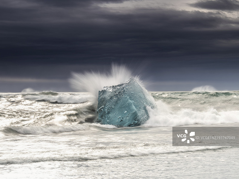钻石海滩，冲浪中的冰山，靠近约库尔萨龙冰川湖，瓦特纳冰川国家公园，霍尔纳峡湾，南冰岛，冰岛，欧洲图片素材