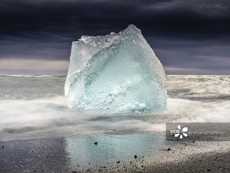 钻石海滩,黑色熔岩海滩上的冰山,靠近约库萨尔龙冰川湖,瓦特纳冰川国家公园,霍尔纳峡湾,冰岛南部,冰岛,欧洲图片素材
