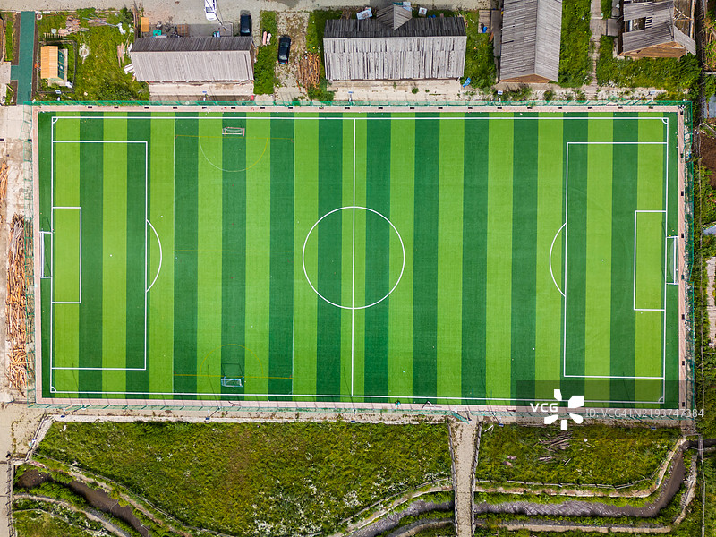 中国西北部赫木村的绿色足球场鸟瞰图图片素材