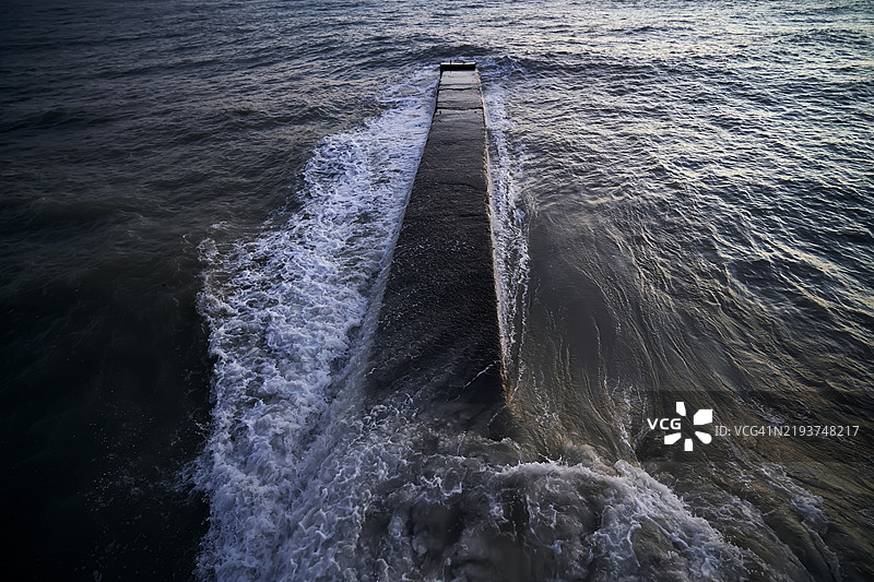 海边的石码头与汹涌的海浪景观图片素材