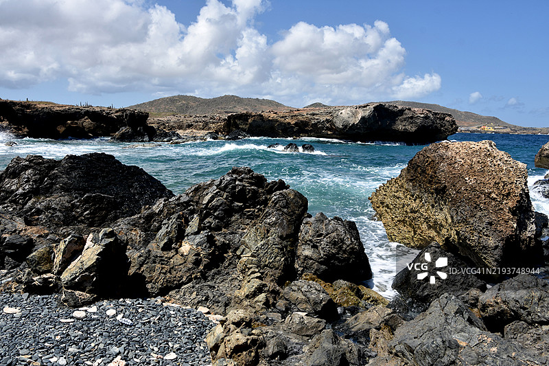 黑沙滩上的热带翻滚海水图片素材