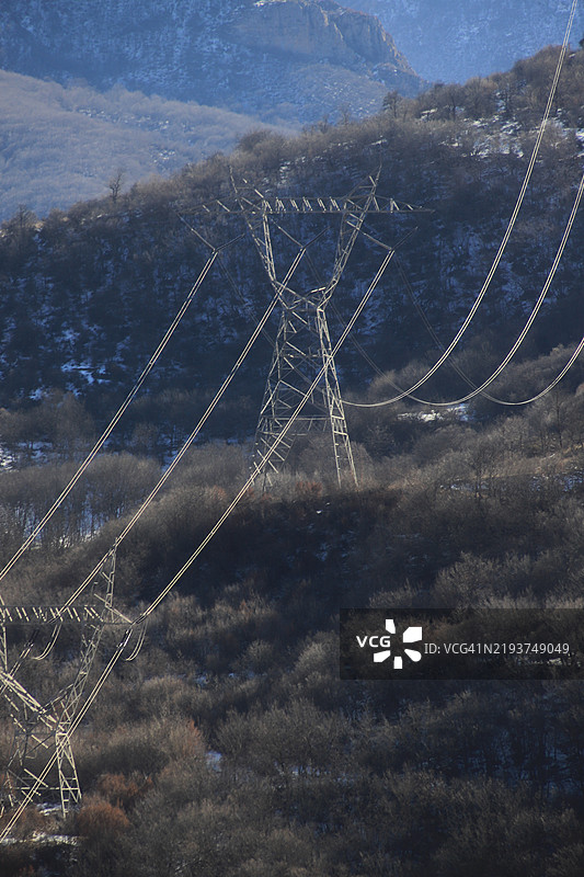 低角度视图的电力塔在田野上，查鲁斯，马赞达兰省，伊朗图片素材