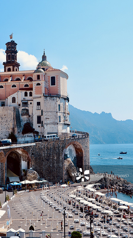 历史建筑在蓝天映衬下的景观，阿特拉尼，坎帕尼亚，意大利图片素材