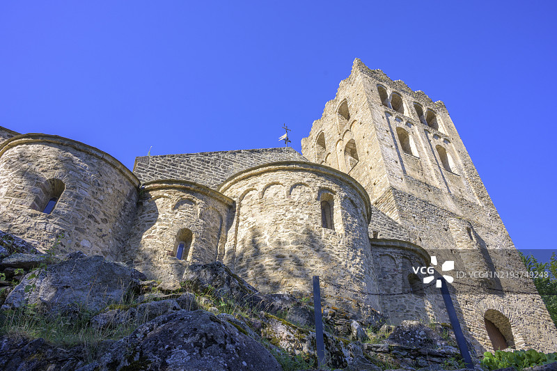 圣马丁杜卡尼古修道院与教堂塔，卡斯泰尔，法国外省皮雷尼-东方，欧洲图片素材