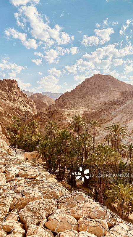 突尼斯托泽尔省塔马赫扎的山脉美景与天空相映成趣图片素材