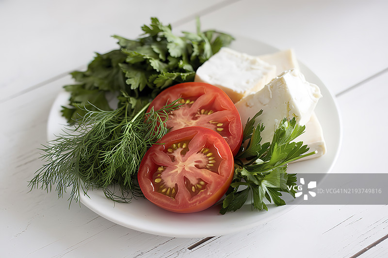 切片番茄、新鲜莳萝、香菜和白色奶酪块图片素材