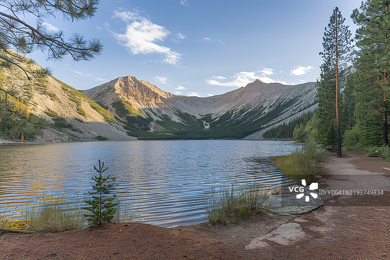 一个在美丽日子里被群山环绕的清澈湖泊图片素材