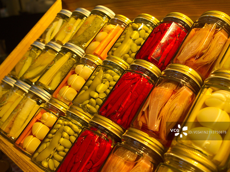 桌子上罐子里的食物特写图片素材