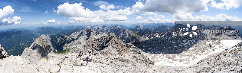 全景,陡峭的岩石山地风景,来自楚格峰顶的山脉全景,俯瞰楚格平原、纪念山脊以及包含瓦克斯坦峰和里费尔峰的山脊,通往霍尔谷,韦特施泰因山脉,韦特施泰因山脉,巴伐利亚。图片素材