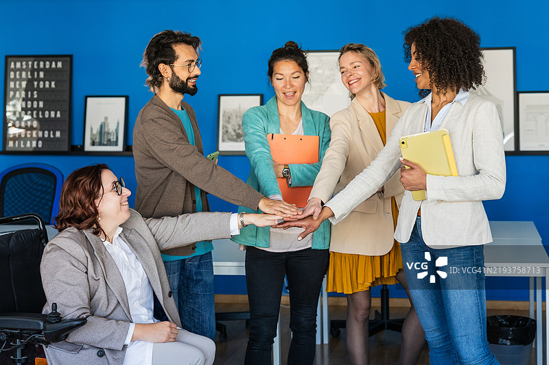 商务团队在办公室握手，展现支持与团队合作。图片素材