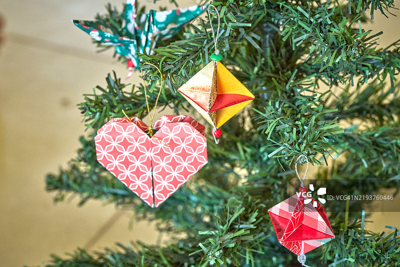 环保假期：折纸圣诞树装饰图片素材
