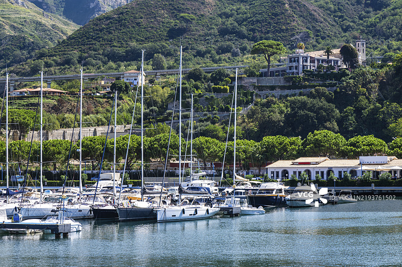 意大利卡拉布里亚特罗佩亚的港口和码头，位于泰伦海。图片素材
