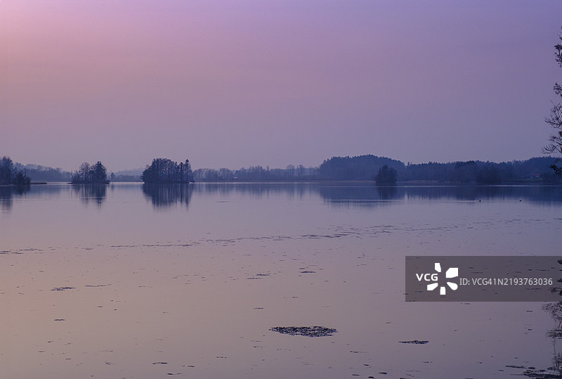 德国上巴伐利亚州韦亚恩附近的西哈默湖日落图片素材