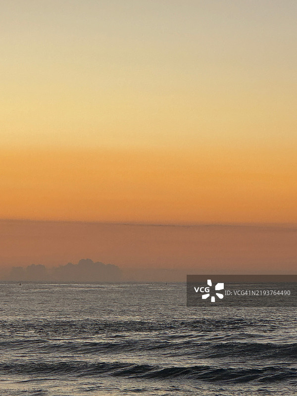 海洋与橙色天空的美丽景色，阿沃卡，新南威尔士，澳大利亚图片素材