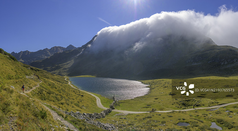 奥地利施拉德明斯蒂利亚州吉格拉赫湖上方的山脊上笼罩着雾气图片素材