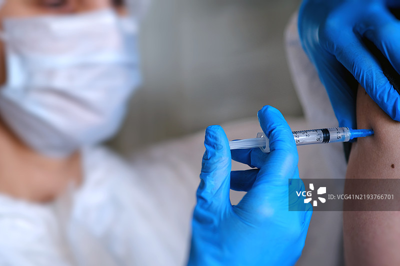 医疗环境中的疫苗接种过程，关注健康益处和社区护理图片素材