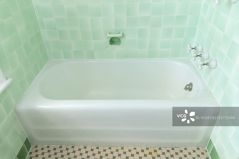 复古浴缸，旧浴室，复古浴缸老房室内图片素材