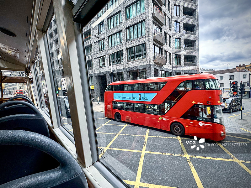 从另一辆双层巴士的顶层俯瞰一辆英国双层巴士的景象图片素材