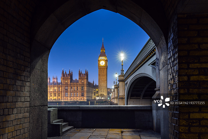 黄昏时分，透过砖拱门出现的大本钟和国会大厦图片素材