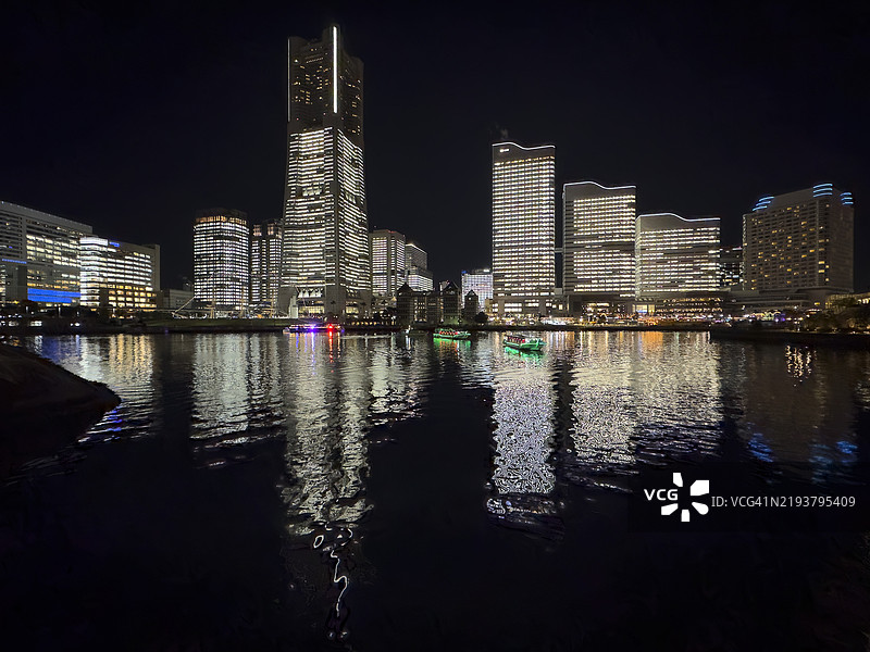 横滨未来港夜景，夜晚灯光璀璨图片素材