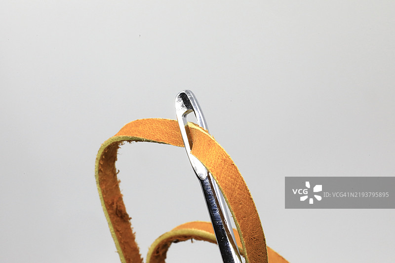 用于穿线的皮革工具图片素材