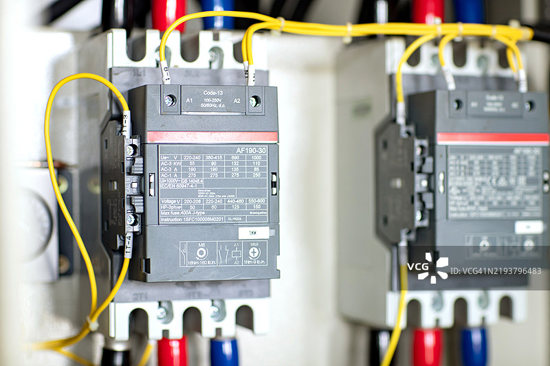 工业控制用电气面板柜，配备电力分配、断路器箱和安全设备，适合电气维护和布线系统。图片素材