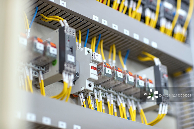 工业控制用电气面板柜，配备电力分配、断路器箱和安全设备，适合电气维护和布线系统。图片素材