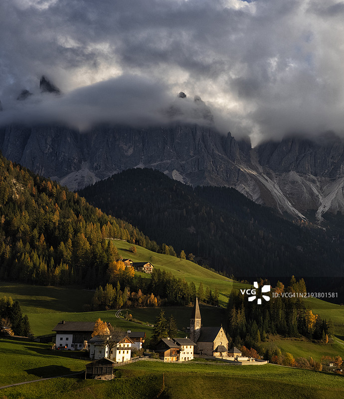 意大利多洛米蒂山谷的圣玛德琳娜。图片素材