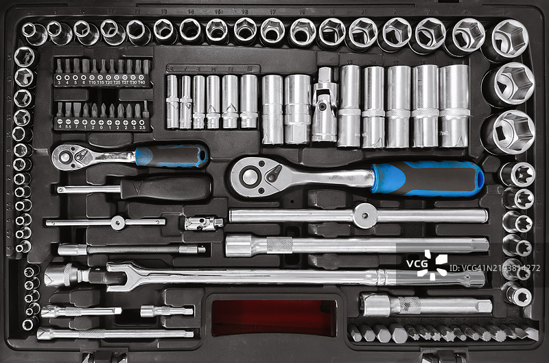 黑色工具箱中的综合套筒扳手套件图片素材