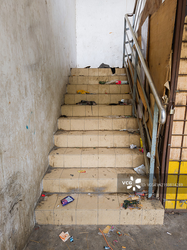 肮脏的楼梯与垃圾图片素材
