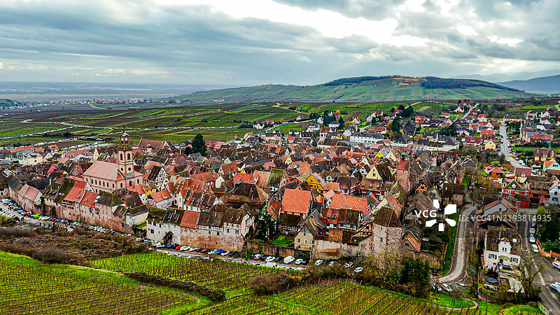 法国阿尔萨斯地区的里克维尔空中视角，展示了圣玛格丽特新教教堂、葡萄园、传统阿尔萨斯房屋和美丽的屋顶。图片素材