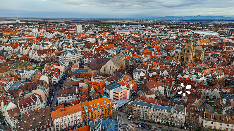 法国阿尔萨斯科尔马的鸟瞰图，展示了历史悠久的老城区、圣马丁教堂、传统的阿尔萨斯房屋和迷人的屋顶。图片素材