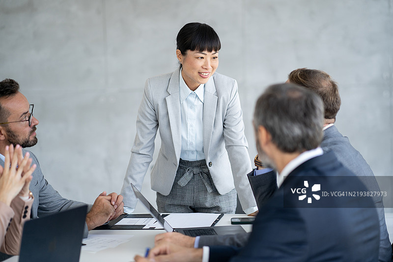 在现代办公室环境中积极参与的专业教师图片素材