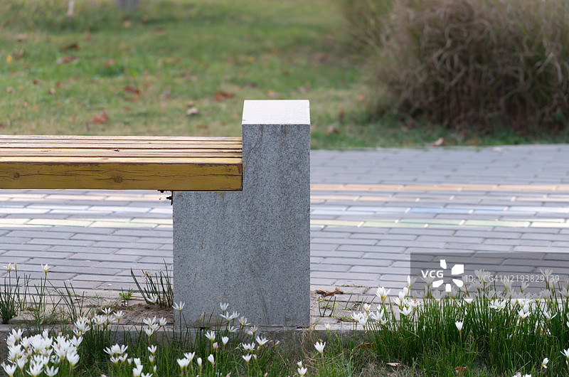 公园长椅上的日落时光图片素材