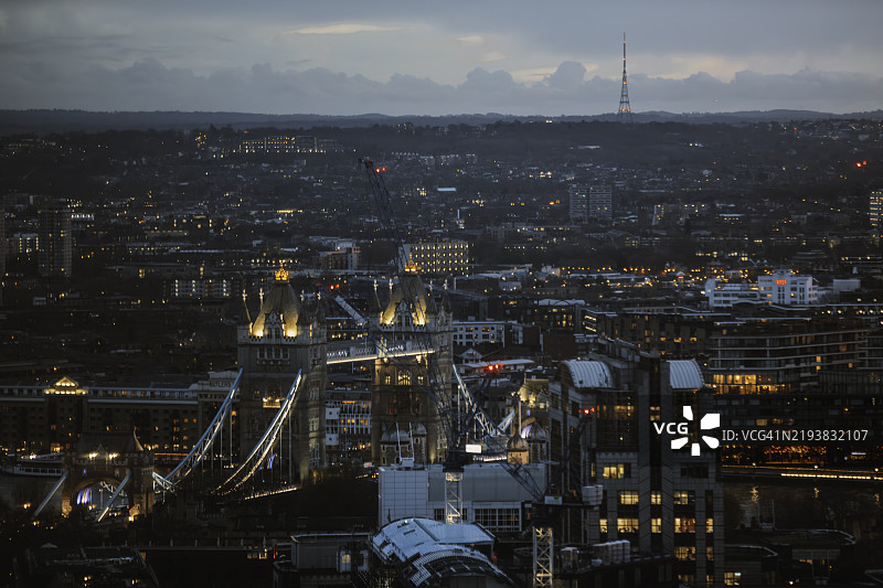 伦敦塔桥在黄昏时分的灯光照耀下图片素材