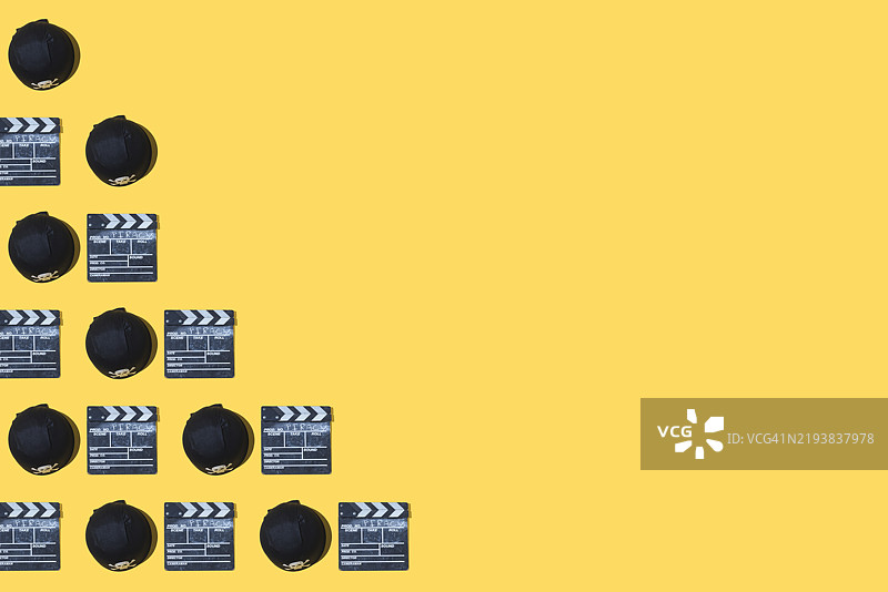 带有“盗版”字样的海盗帽和电影拍板图案，位于左侧，背景为黄色。海盗、盗贼、偷窃、版权、流媒体和法律。图片素材