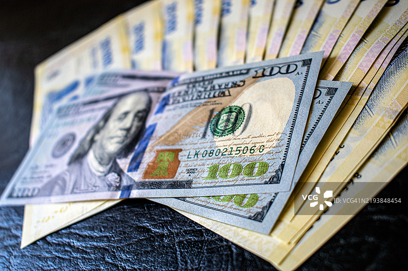 现金20,000阿根廷比索钞票和100美元钞票。阿根廷货币。最大面值钞票。2024年设计 - 阿根廷比索 - 外汇市场 - 货币兑换图片素材